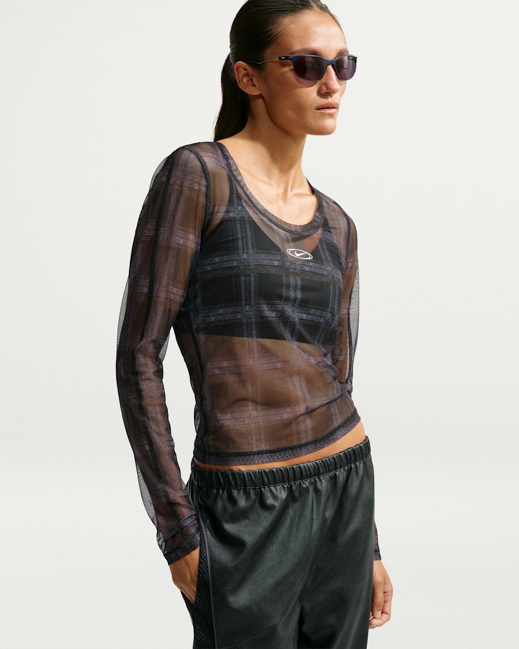 Nike Sportswear kariertes Mesh-Longsleeve-Oberteil mit schmaler Passform (Damen) - Schwarz/Weiß