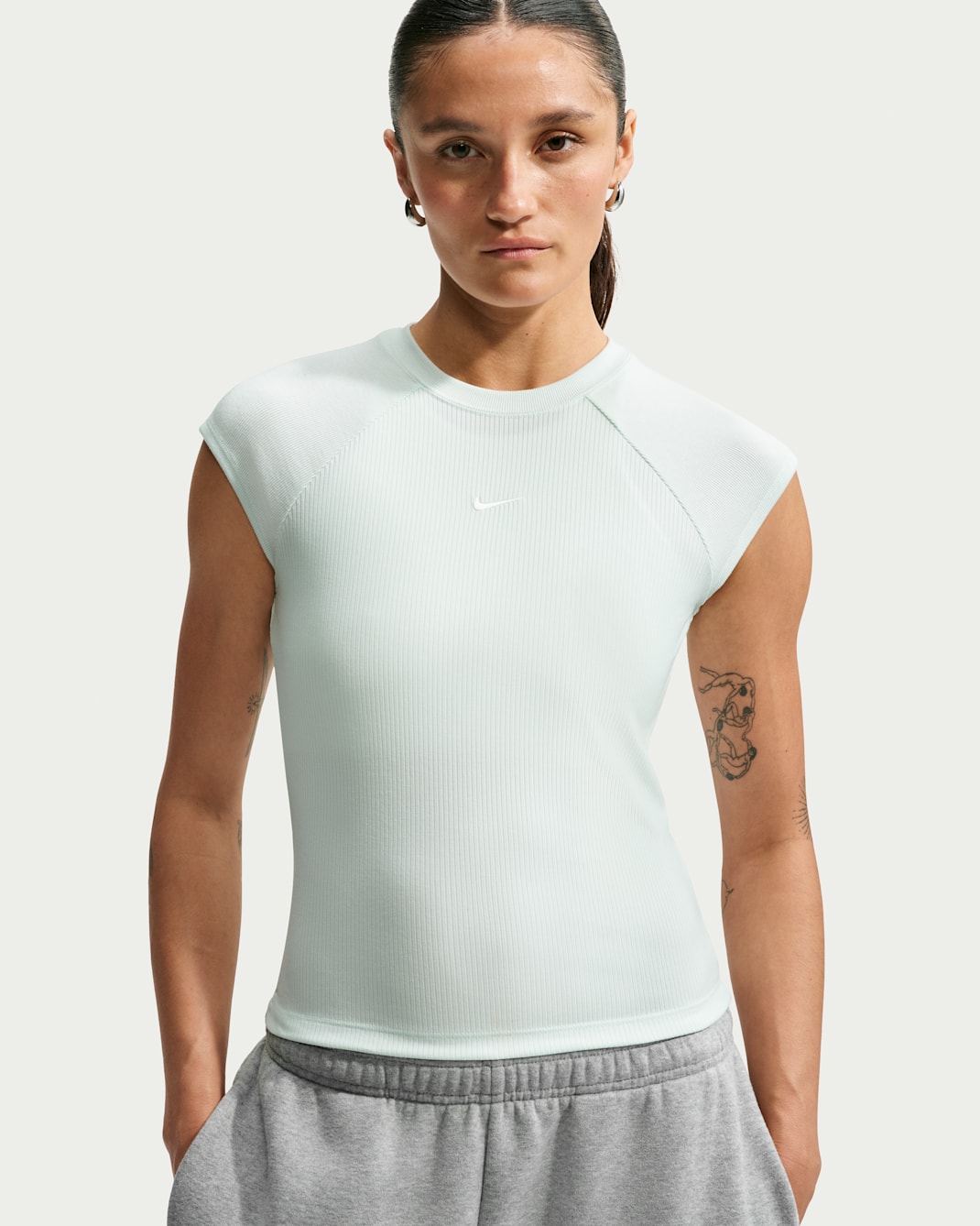 Nike Sportswear Chill tettsittende, kortermet, ribbestrikket overdel til dame - Barely Green/Sail