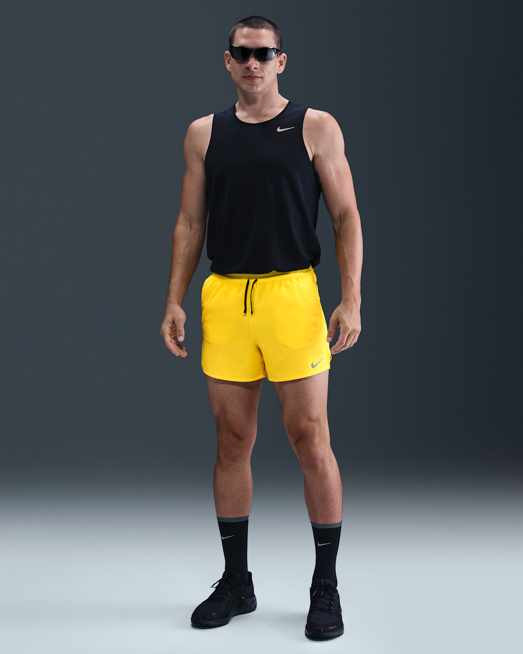 Shorts de correr Dri-FIT de 13 cm con forro de ropa interior para hombre Nike Stride - Relámpago/Negro