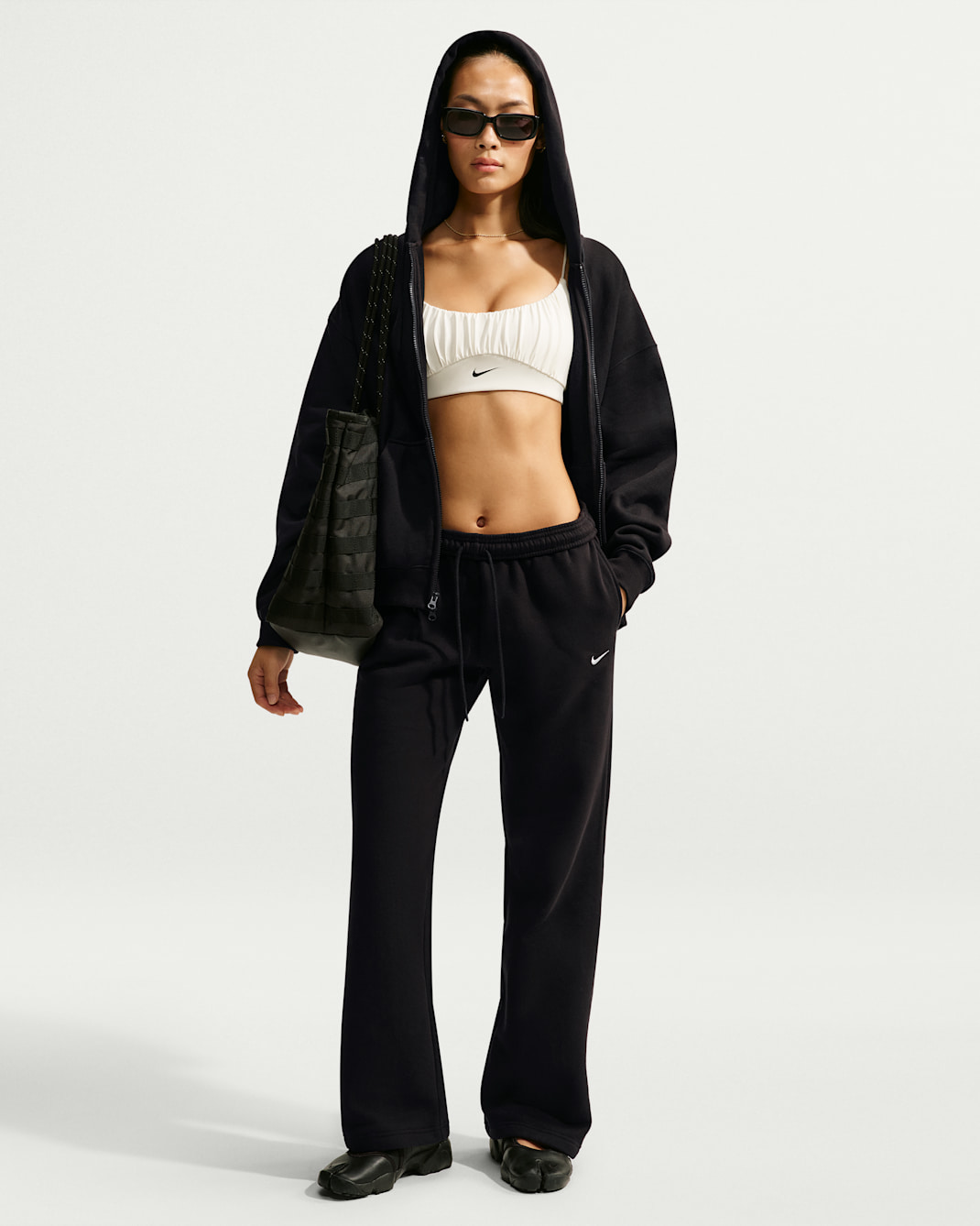 Nike Studio Fleece Medium Weight Pantalones de tiro medio con dobladillo abierto - Mujer - Total Black/Sail