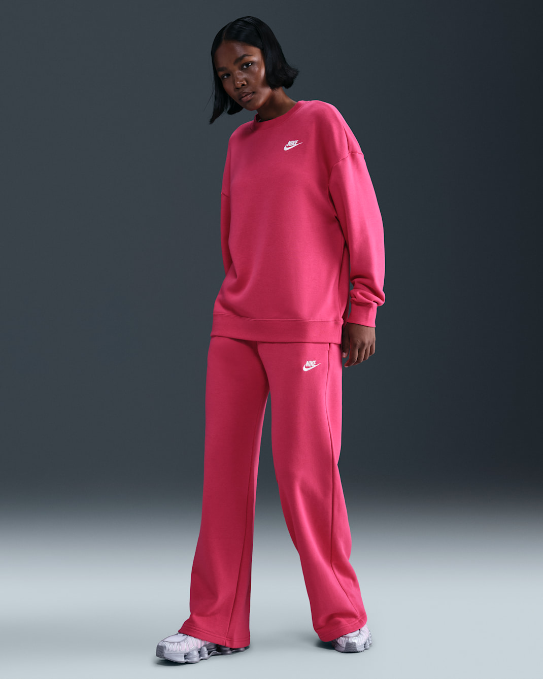 Pants de entrenamiento de piernas anchas de tiro medio para mujer Nike Sportswear Club Fleece - Rosa enérgico/Blanco