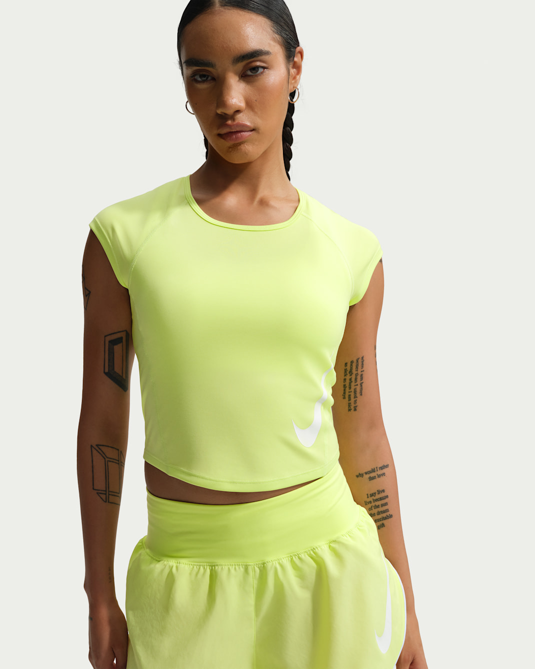 Playera de correr de manga tipo casquillo Dri-FIT para mujer Nike Tempo Swoosh - Toque de limón claro/Polvo fotón/Blanco