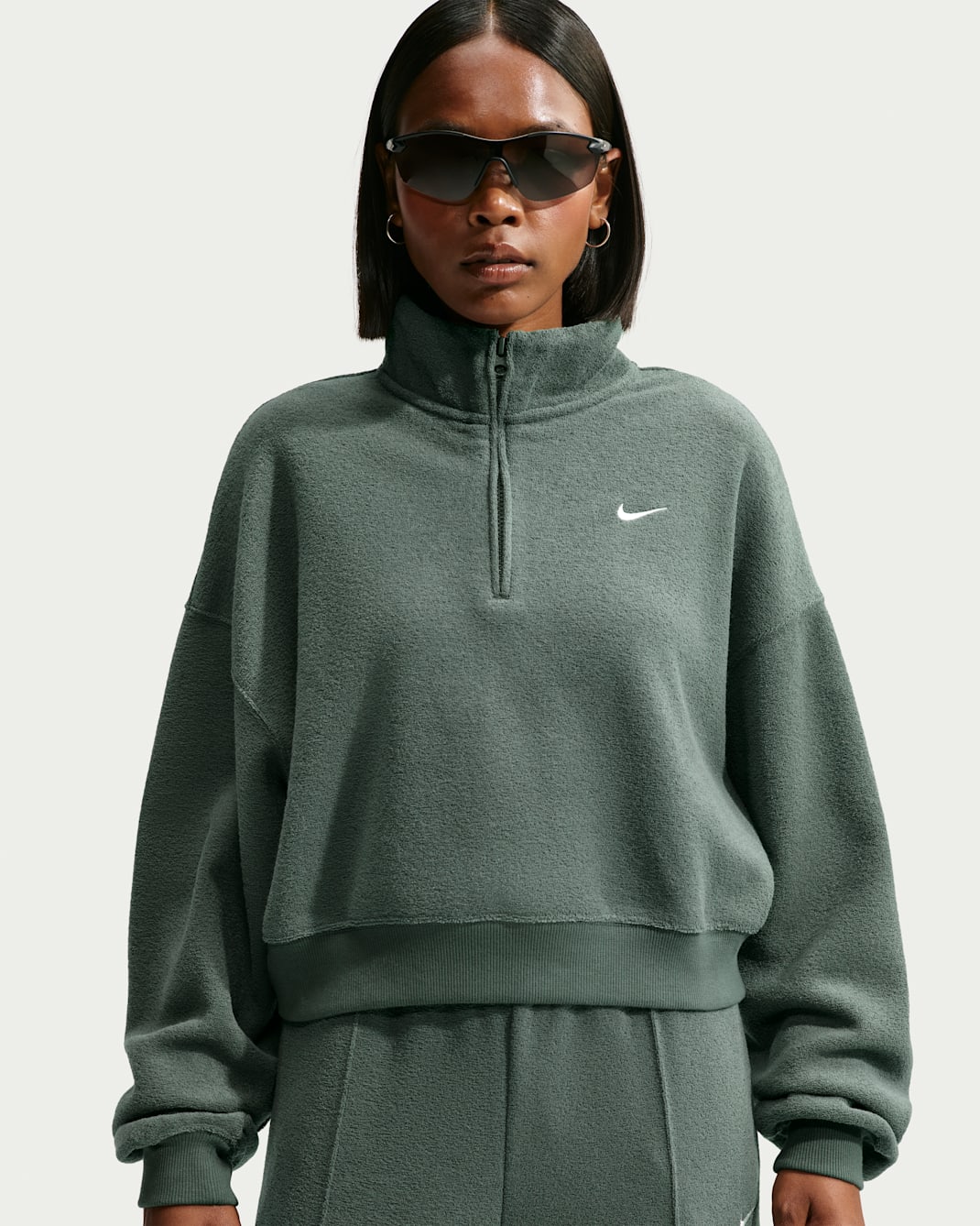 Top cropped oversized de cierre de 1/4 para mujer Nike Studio Fleece Medium Weight Plush - Verde camuflaje/Vela