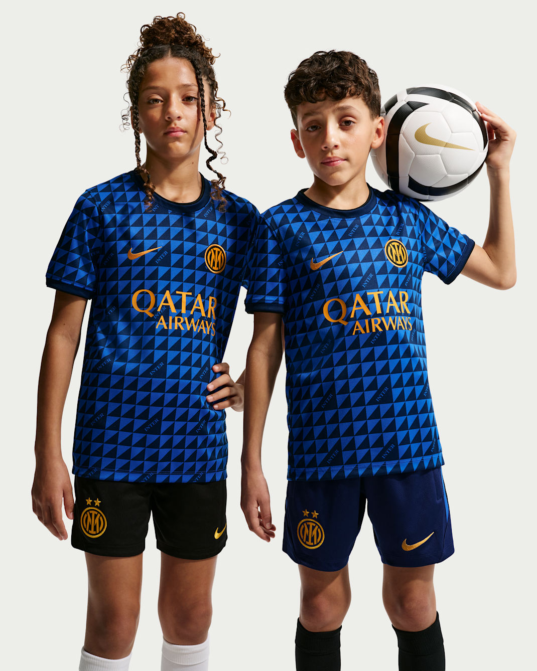 Inter Mailand Home Nike Dri-FIT Pre-Match-Fußballoberteil (ältere Kinder) - Lyon Blue/Schwarz/University Gold
