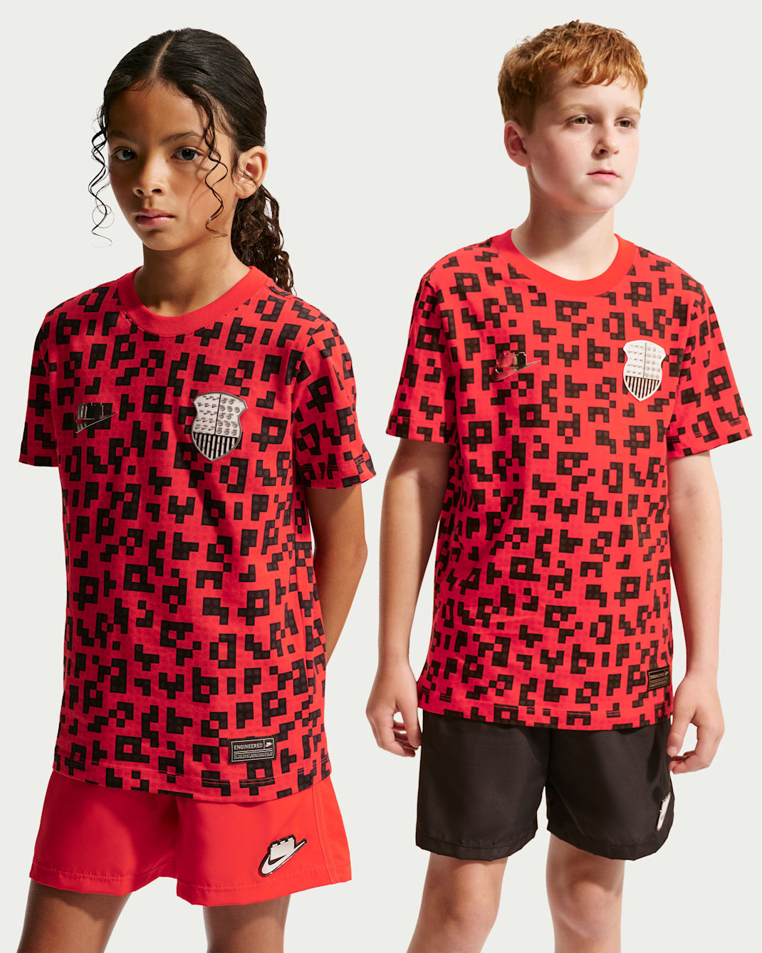 เสื้อยืดเด็กโต Nike Sportswear (คอลเลกชัน Nike x LEGO®) - Rush Red/ดำ
