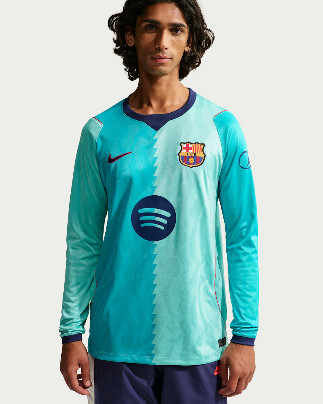 3e maillot de foot Replica à manches longues Nike Dri-FIT FC Barcelona 2026/27 Stadium pour homme - Green Frost/Green Frost/Gym Red/Loyal Blue