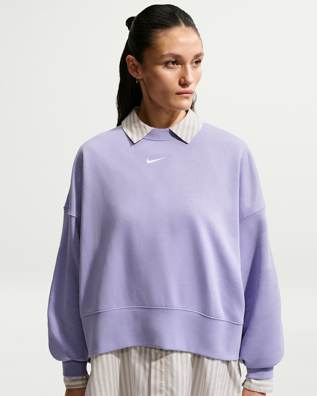 Sudadera de cuello redondo de tejido Fleece oversized para mujer Nike Sportswear Collection Essentials - Hielo lila/Blanco