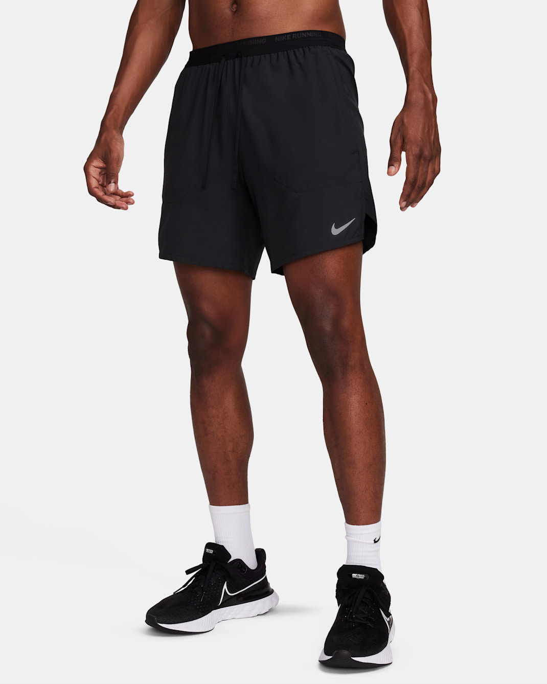 Nike Stride Shorts de correr Dri-FIT de 18 cm 2 en 1 para hombre - Negro/Negro/Negro