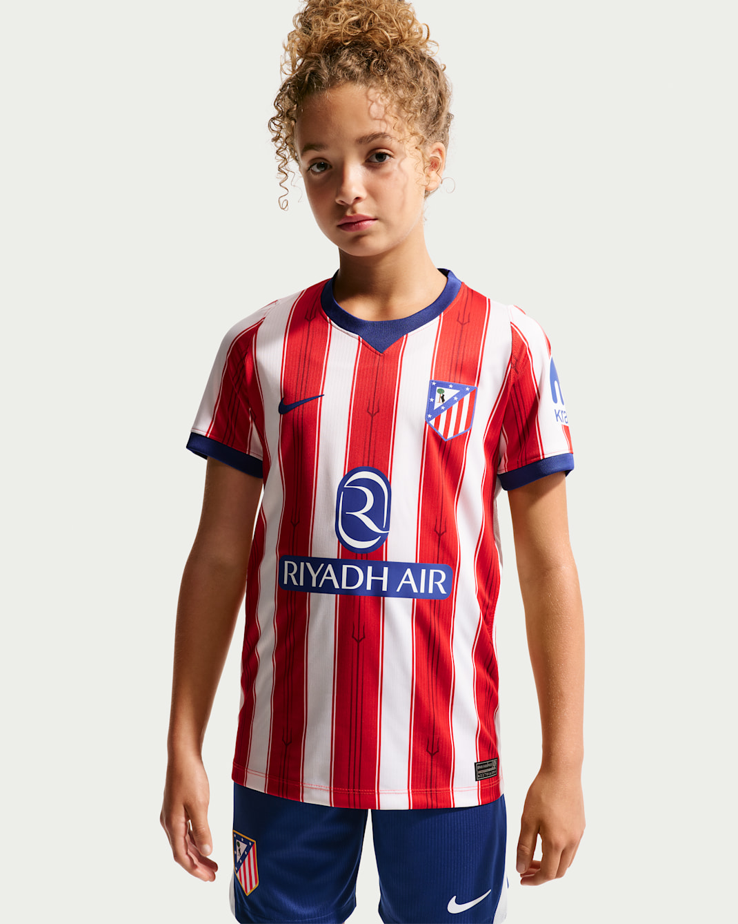 Replika domácího fotbalového dresu Atlético Madrid 2026/27 Stadium Nike Dri-FIT pro větší děti - Bílá/University Red/Deep Royal Blue/Deep Royal Blue