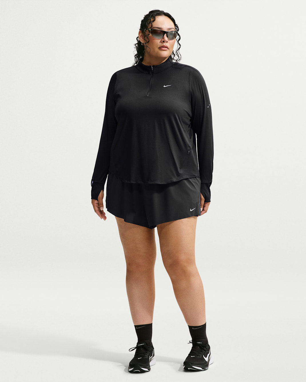 Shorts de correr Dri-FIT de tiro medio 2 en 1 para mujer (talla grande) Nike Swift - Negro