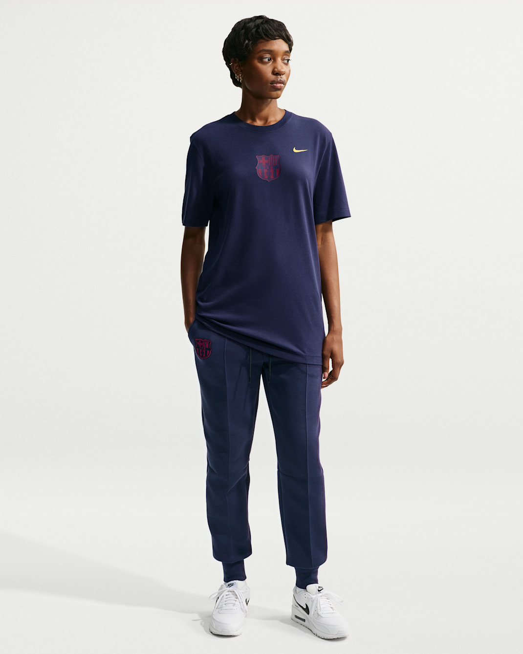 FC Barcelona Tech Fleece Jogger de fútbol de talle medio Nike Sportswear - Mujer - Blackened Blue/Mineral Yellow