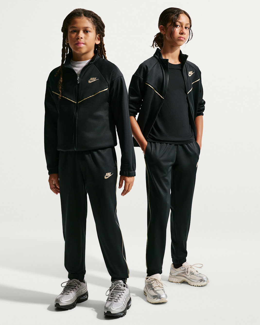 Conjunto deportivo Dri-FIT para niños Nike - Negro/Oro metalizado