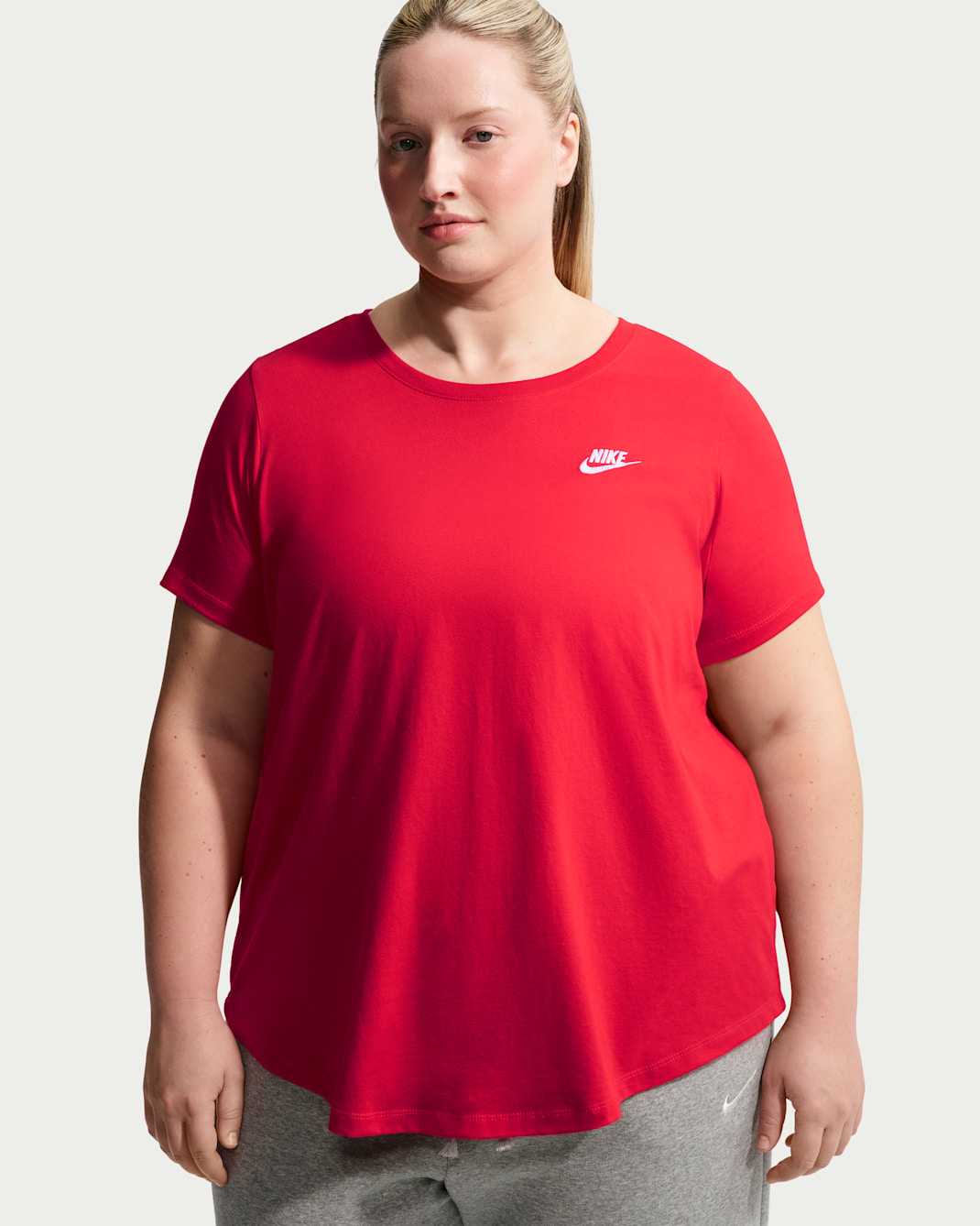 Playera para mujer (talla grande) Nike Sportswear Club Essentials - Rojo universitario