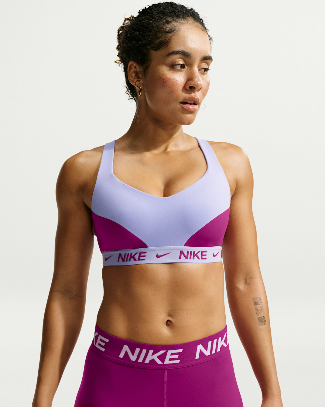 Bra deportivo ajustable acolchado para mujer Nike Indy High Support - Morado pulso/Baya genuino