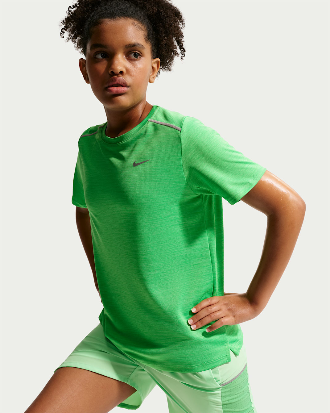 Nike Miler Older Kids' Dri-FIT Short-Sleeve Top - Green Spark/Illusion Green/Heather