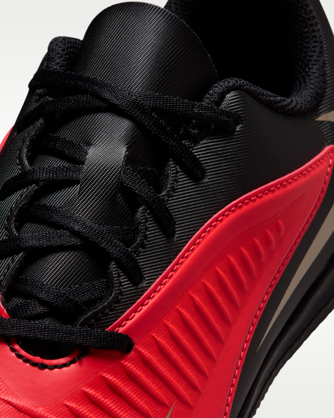 Nike Jr. Phantom 6 Low Club Big Kids' Indoor/Court Soccer Shoes