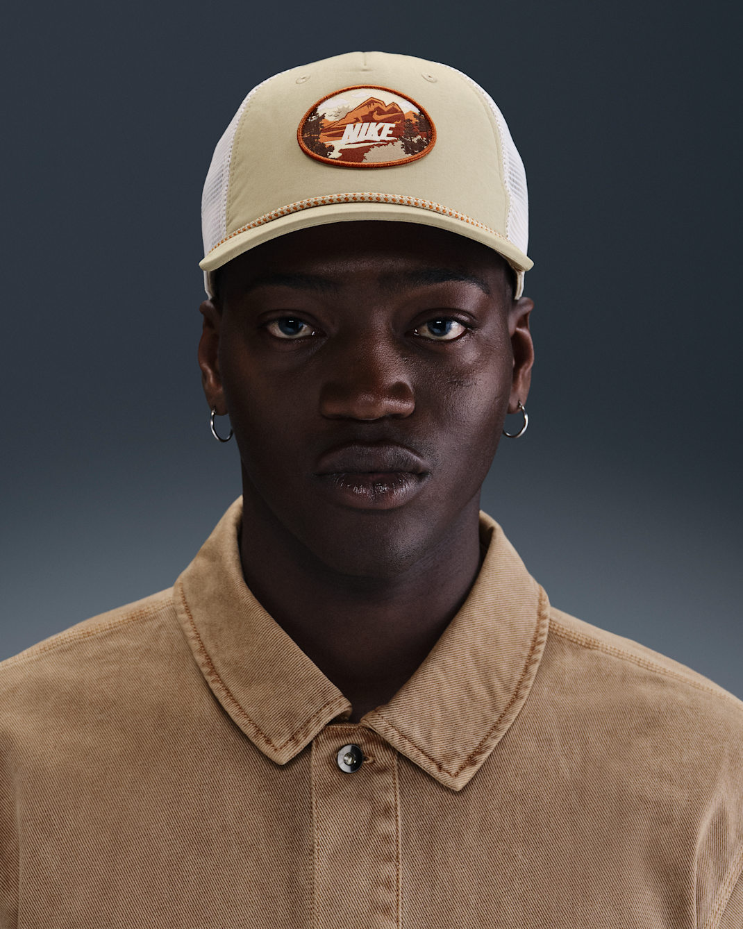 Gorra de rejilla con estructura para exteriores Nike Rise - Caqui desierto/Blanco/Monarca