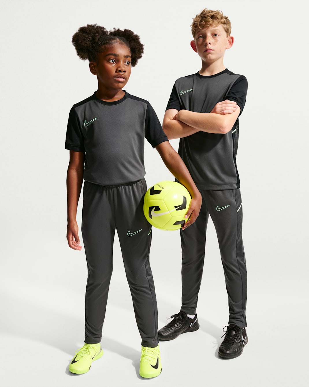 Pants de fútbol Dri-FIT para niños talla grande Nike Academy - Antracita/Negro/Verde ilusión/Verde ilusión