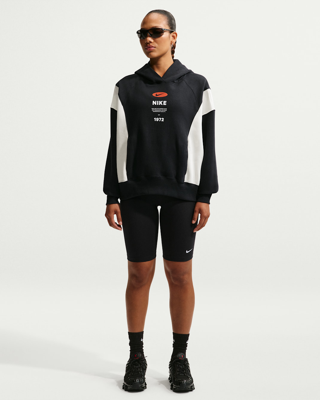 Nike Sportswear Essential Shorts de ciclismo de tiro medio de 25 cm para mujer - Negro/Blanco