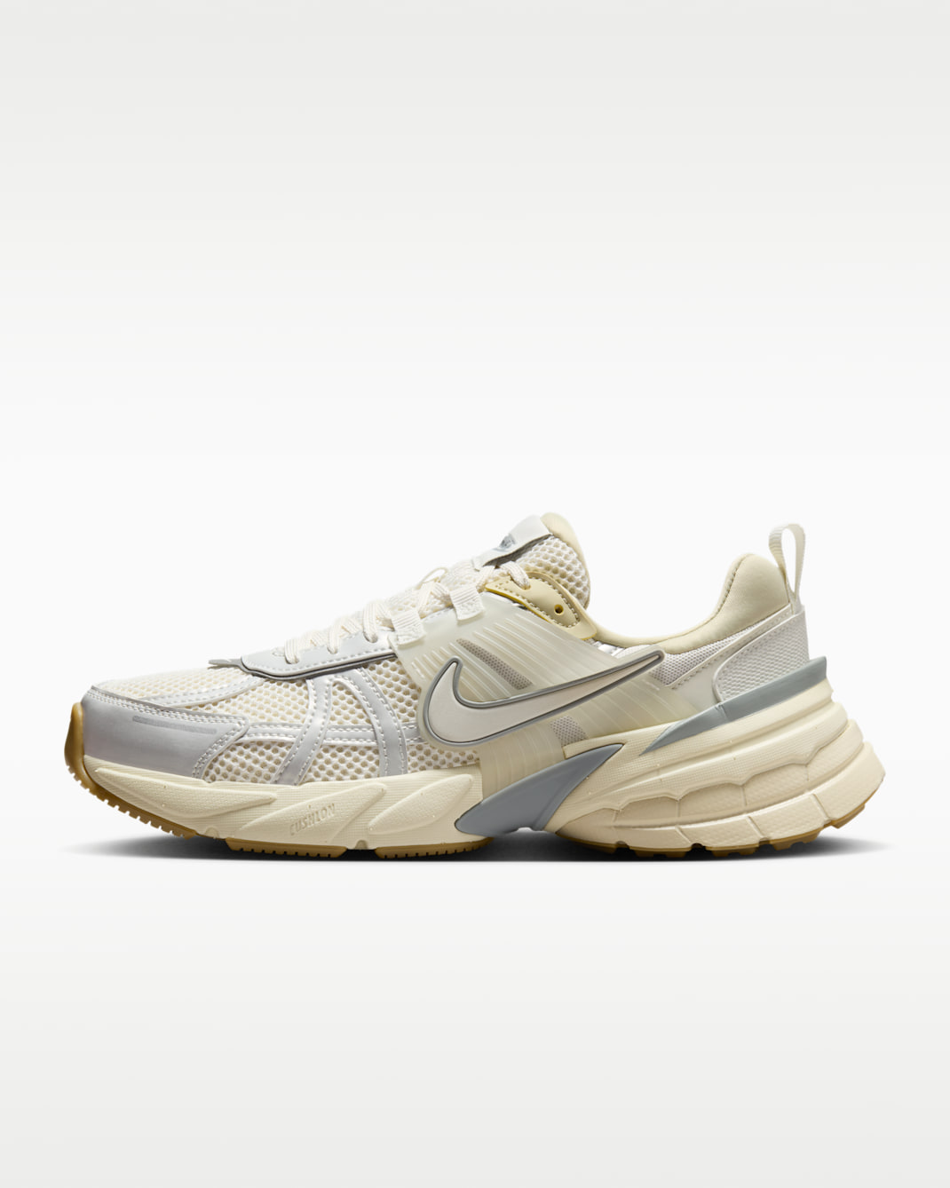 ナイキ V2K ラン ウィメンズシューズ リフレクティブ (再帰反射) アクセント付き - セイル/ライトカーキ/ライトスモークグレー/セイル