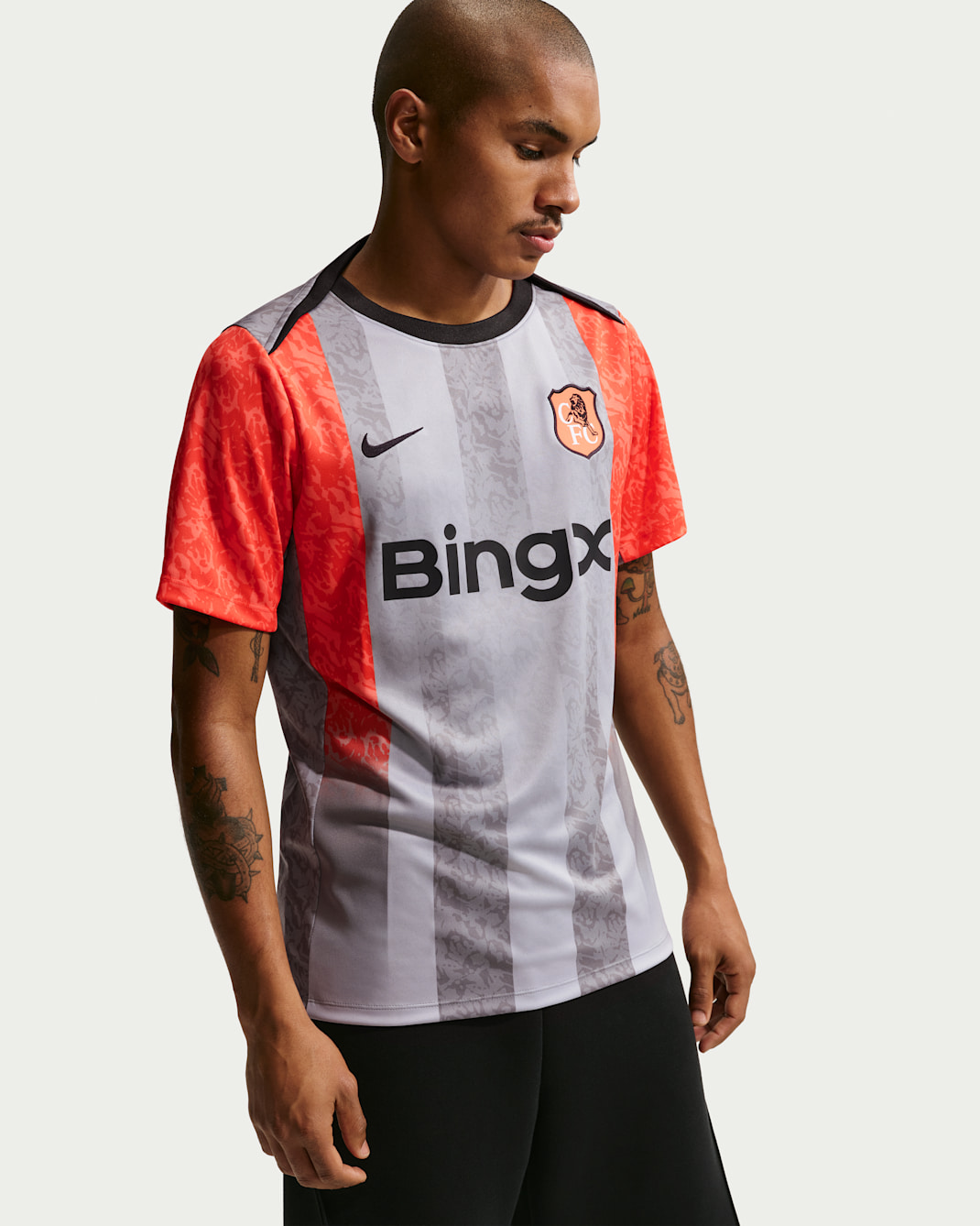 FC Chelsea Academy Pro SE kurzärmliges Pre-Match-Fußballoberteil mit Nike Dri-FIT-Technologie (Herren) - Wolf Grey/Turf Orange/Pitch Blue