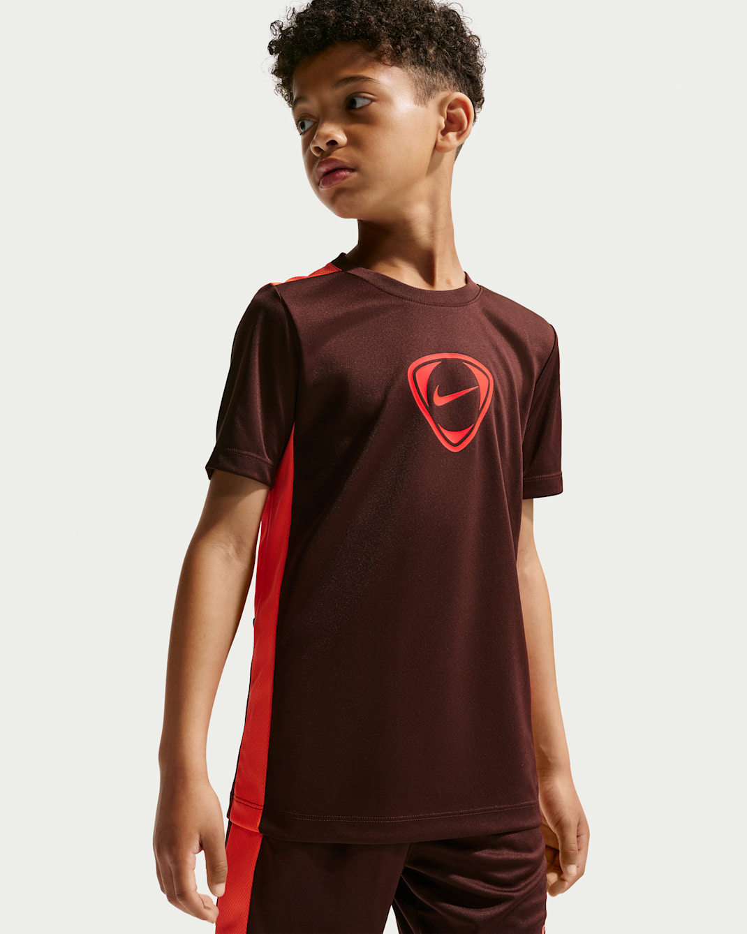 Kortærmet Nike Academy+-Dri-FIT-fodboldtrøje til større børn - Mystic Dates/Bright Crimson/Bright Crimson