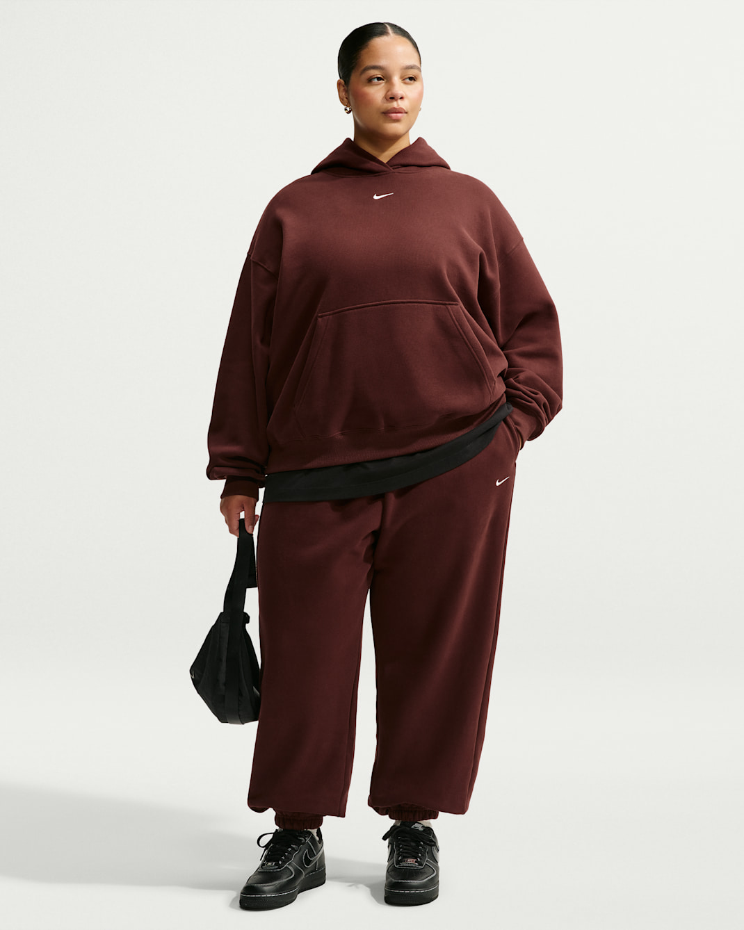 Pants de tiro alto oversized con puño para mujer (talla grande) Nike Studio Fleece Medium Weight - Dátil místico/Vela