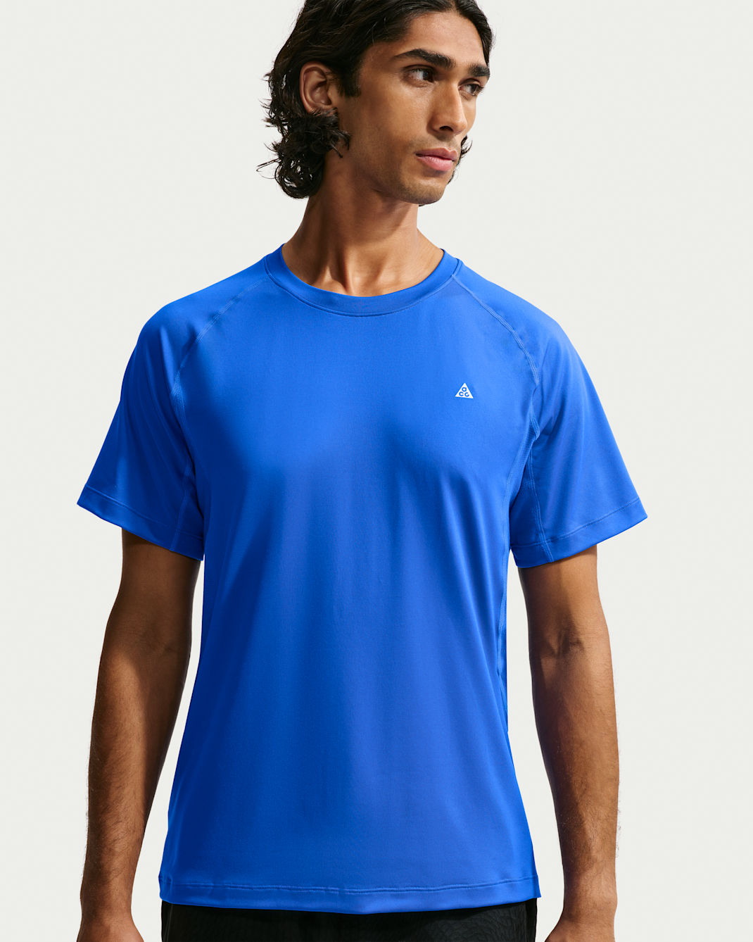 Playera de interior deportivo de manga corta Dri-FIT para hombre Nike ACG "Wildsee" - Hiperroyal/Blanco cumbre