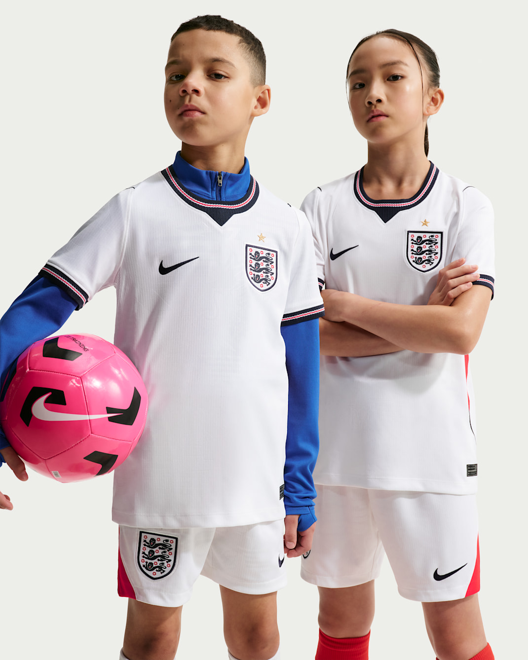 England 2026 Heimspiel Nike Dri-FIT Replika Fußballtrikot (ältere Kinder) - Weiß/Speed Red/Obsidian/Obsidian