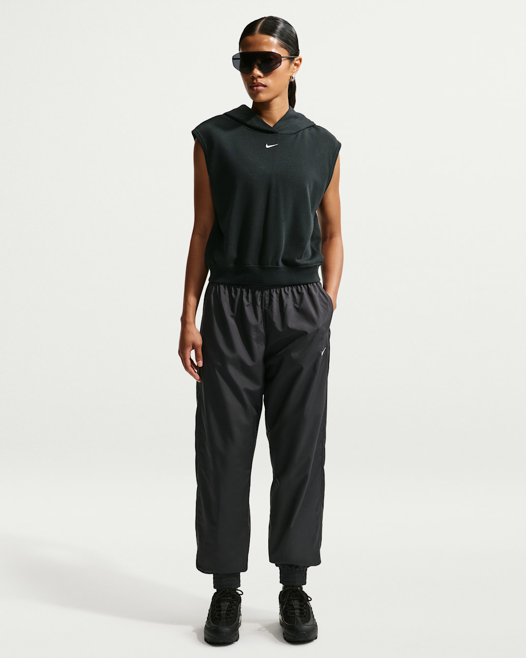 Nike Sportswear Classic Wovens Women's UV Protection Mid-Rise Loose Joggers - Black/White