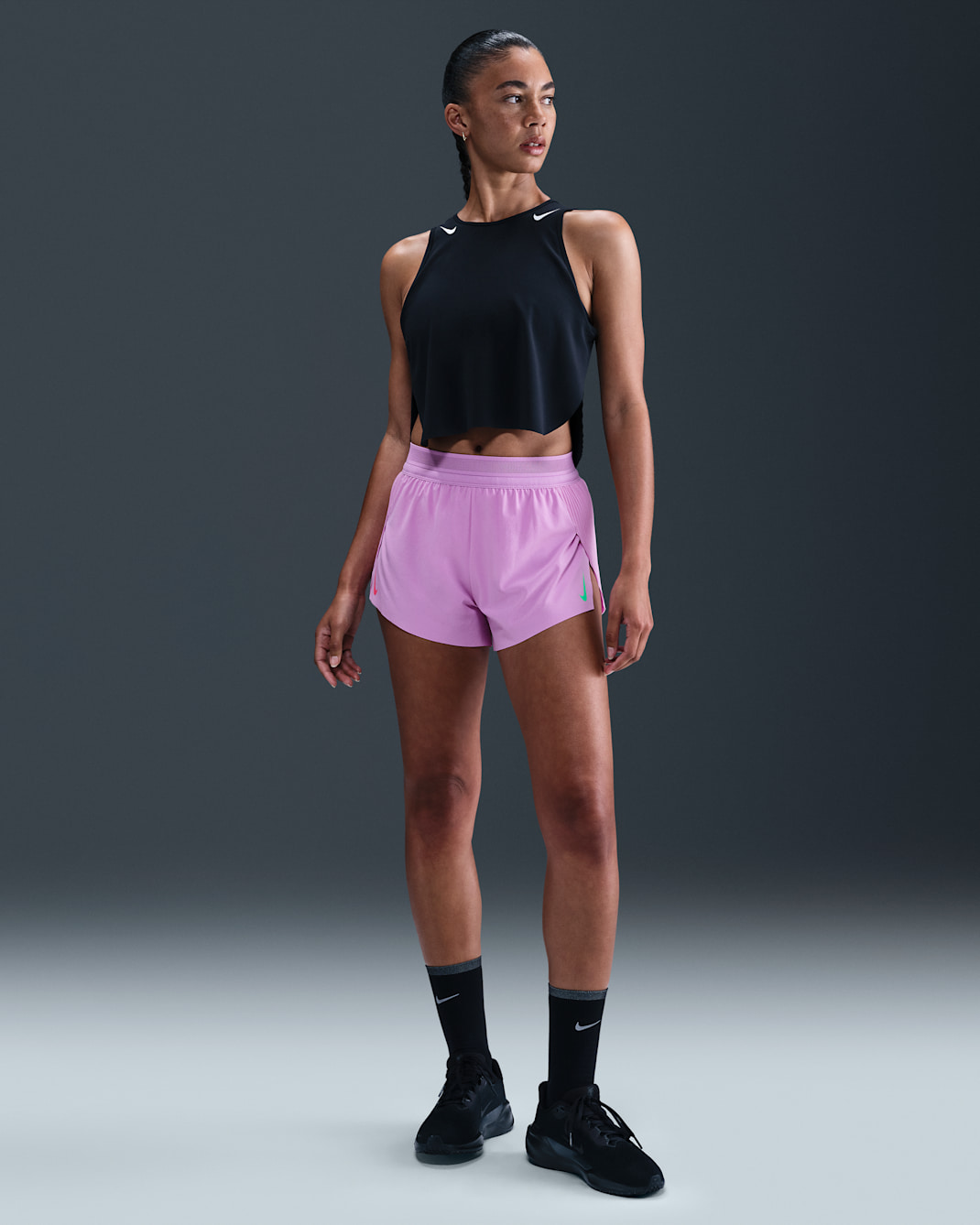 Shorts de correr Dri-FIT ADV de tiro medio de 8 cm con forro de ropa interior para mujer Nike AeroSwift - Fucsia enérgico/Rosa margarita/Verde impacto