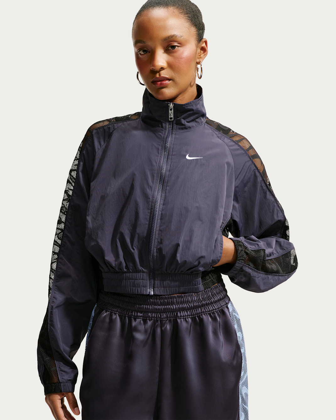 Chamarra deportiva cropped de encaje para mujer Nike Sportswear - Parrilla/Negro/Blanco
