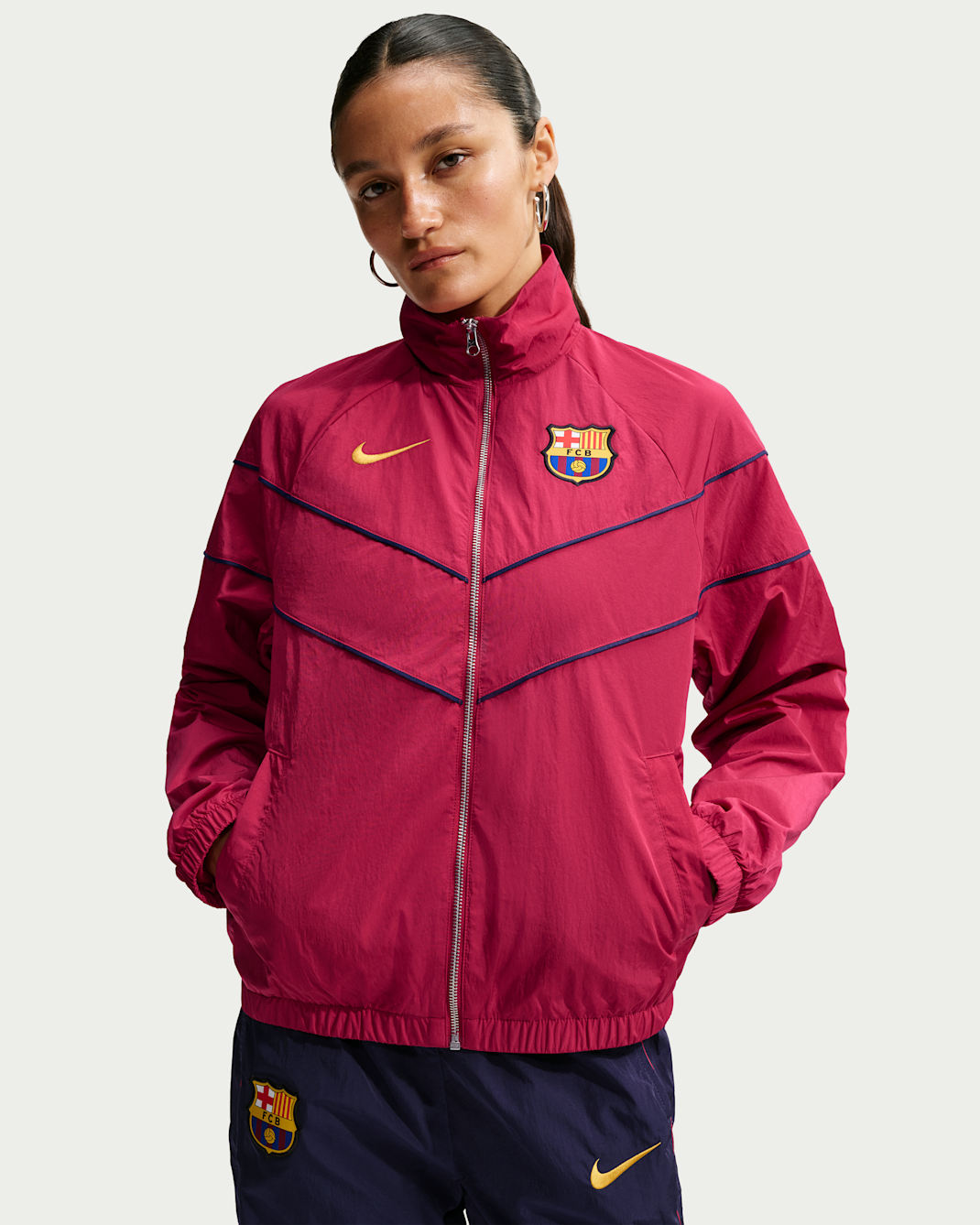 FC Barcelona Windrunner Nike geweven voetbaljack met uv-bescherming voor dames - Noble Red/Noble Red/Blackened Blue/Mineral Yellow
