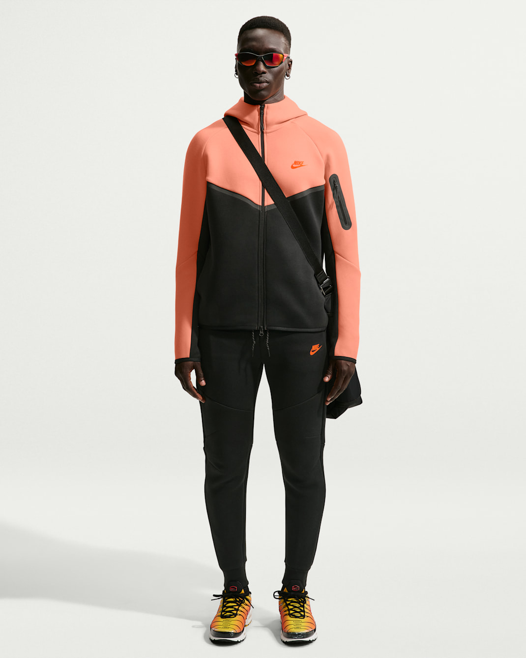 Nike Tech Fleece-Jogger (Herren) - Schwarz/Hyper Crimson