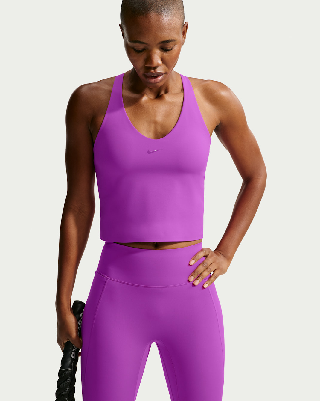 Camiseta de tirantes Nike Universa con bra deportivo con almohadilla de media sujeción para mujer - Morado vivo/Morado vivo/Baya resaltado