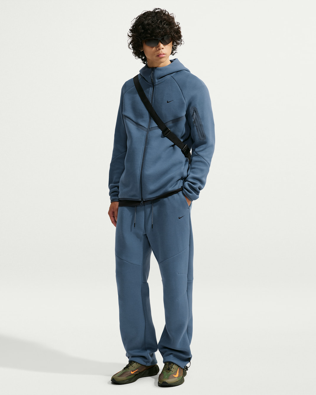 Pants de tejido Fleece con detalles de diseño reflejante con dobladillo abierto para hombre Nike Tech - Pizarra nuevo/Trueno azul/Negro