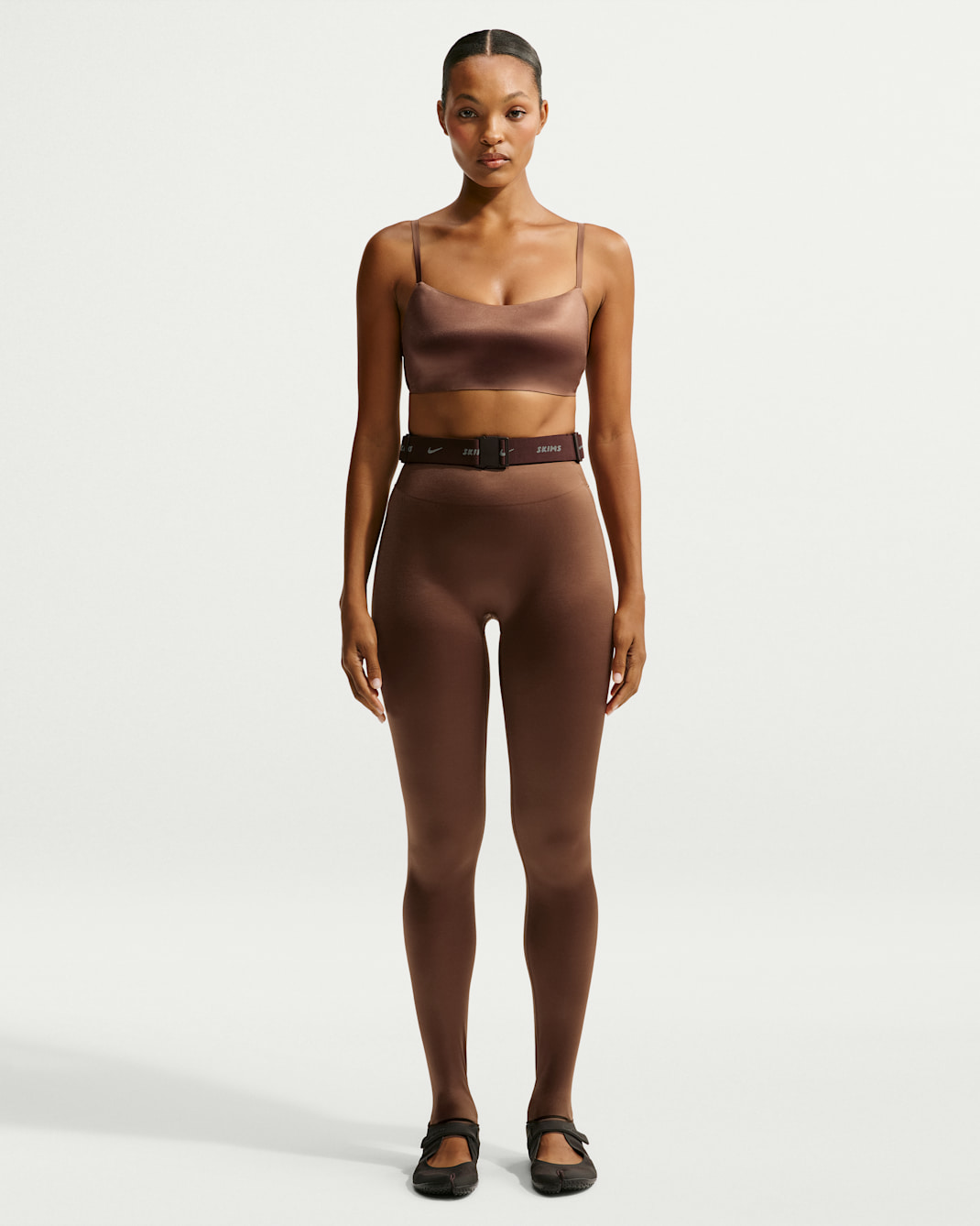 NikeSKIMS Satin Shine Leggings mit hohem Bund (74 cm, Damen) - NSKM Carob Brown
