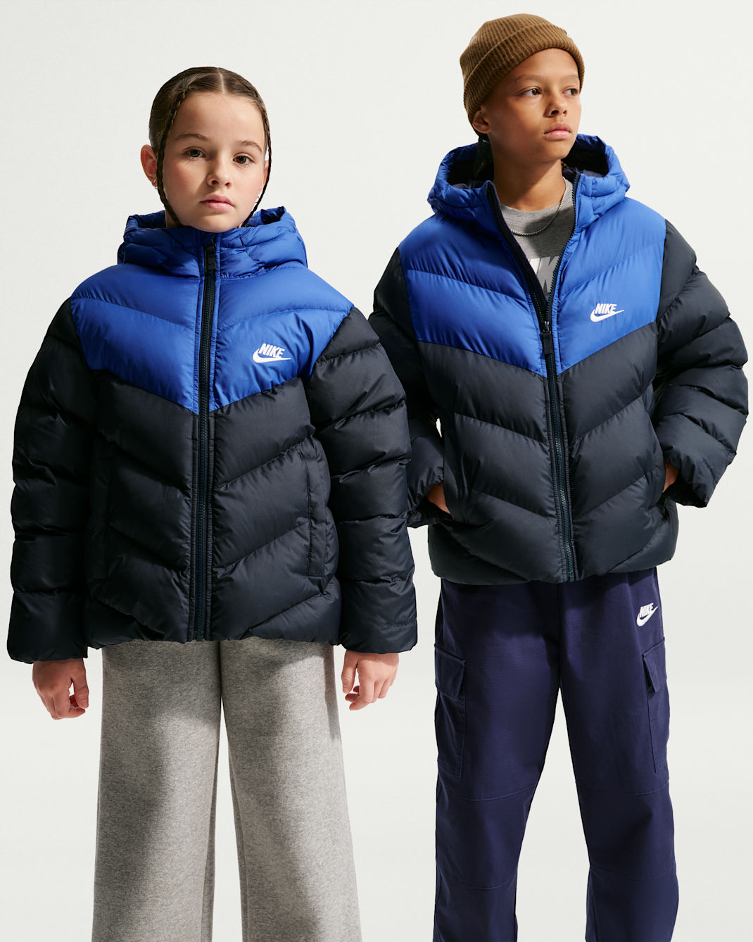 Pufferjacka Nike Sportswear All Day Play Therma-FIT med ledig passform för ungdom - Obsidian/Game Royal/Vit
