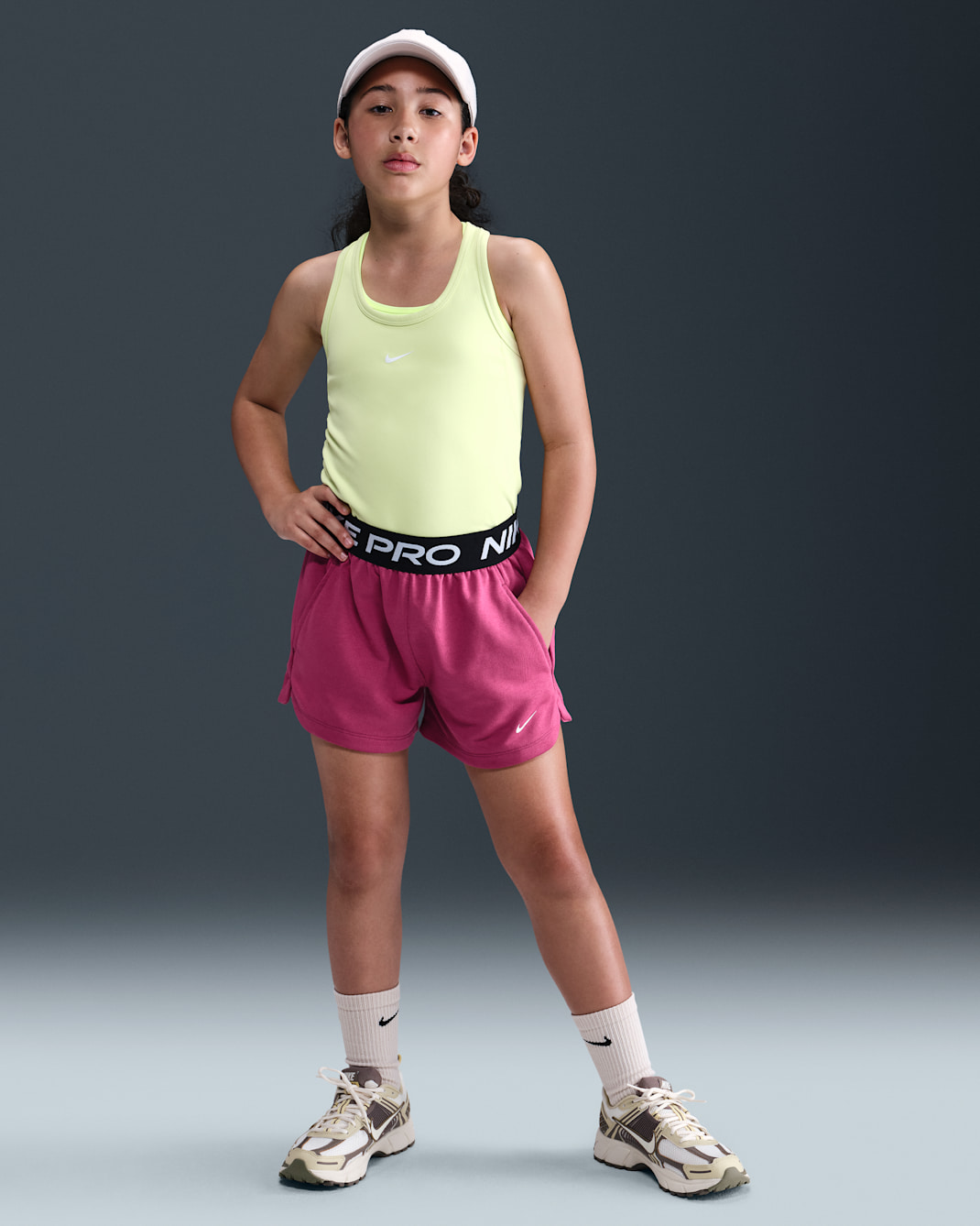 Shorts Dri-FIT para niña talla grande Nike Pro Fleece - Remolacha dulce/Remolacha dulce/Negro/Blanco