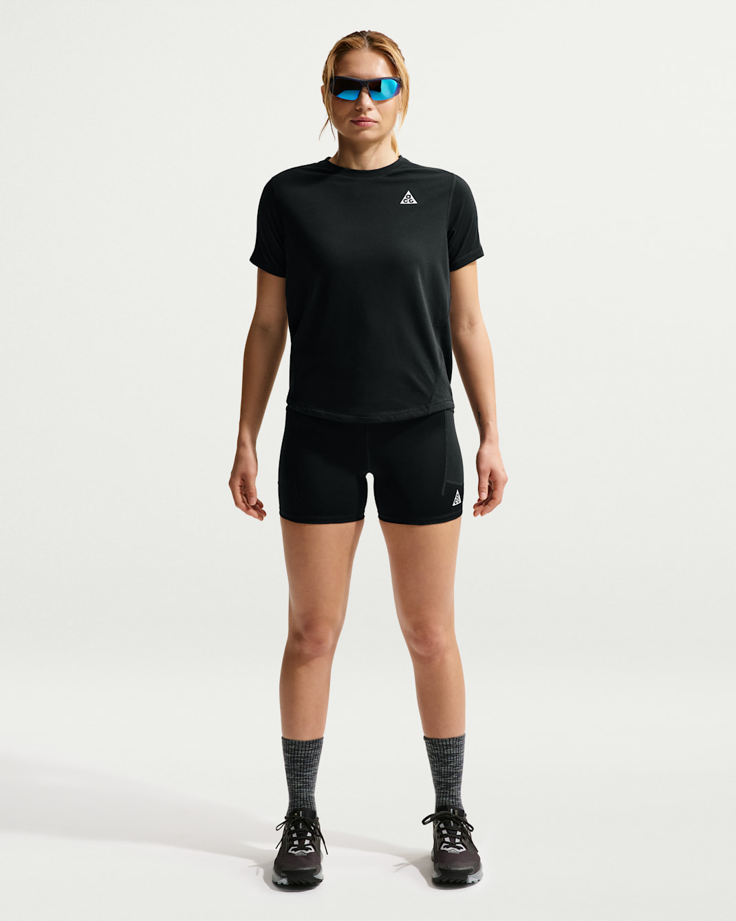 Nike ACG Pantalons curts de trail running de 10 cm amb cintura alta Dri-FIT - Dona - Negre/Summit White