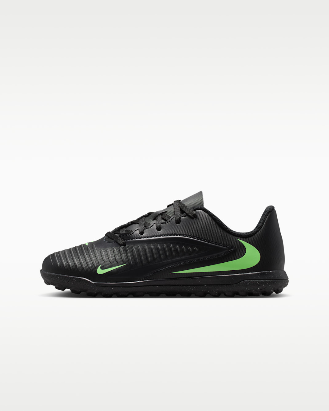 Tacos de fútbol para pasto sintético (turf) para niños grandes Nike Jr. Phantom 6 Low Club - Negro/Negro/Verde ilusión