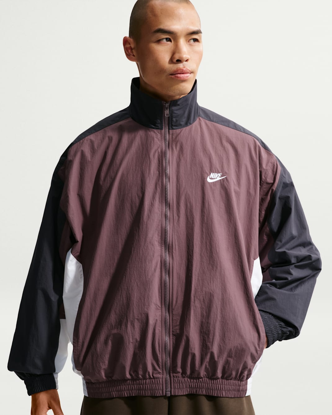 나이키 클럽 남성 오버사이즈 우븐 트랙 재킷 - 타투/앤트러사이트/화이트/화이트