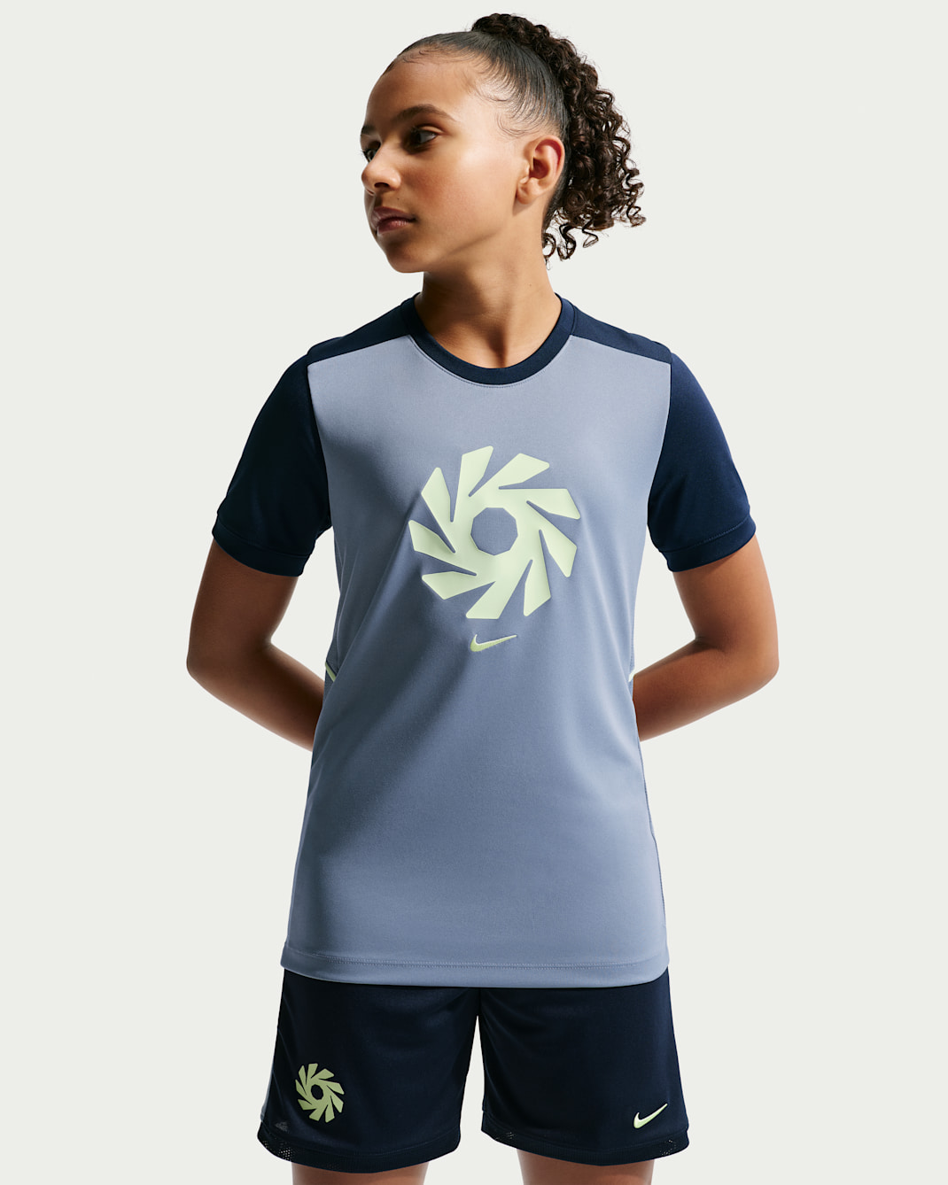 Playera de futbol de manga corta Nike Dri-FIT para niños talla grande Erling Haaland Academy - Pizarra cenizo/Azul eclipse/Voltio ligero/Voltio ligero