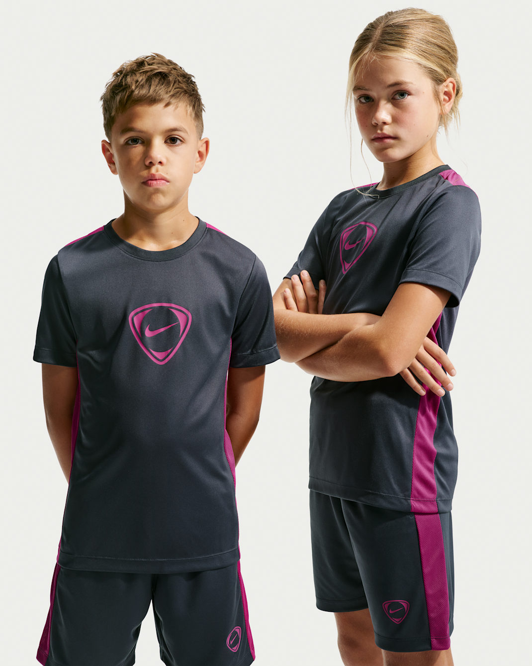 Maglia da calcio a manica corta Dri-FIT Nike Academy+ – Ragazzo/a - Gridiron/Medium Fuchsia/Gridiron/Medium Fuchsia