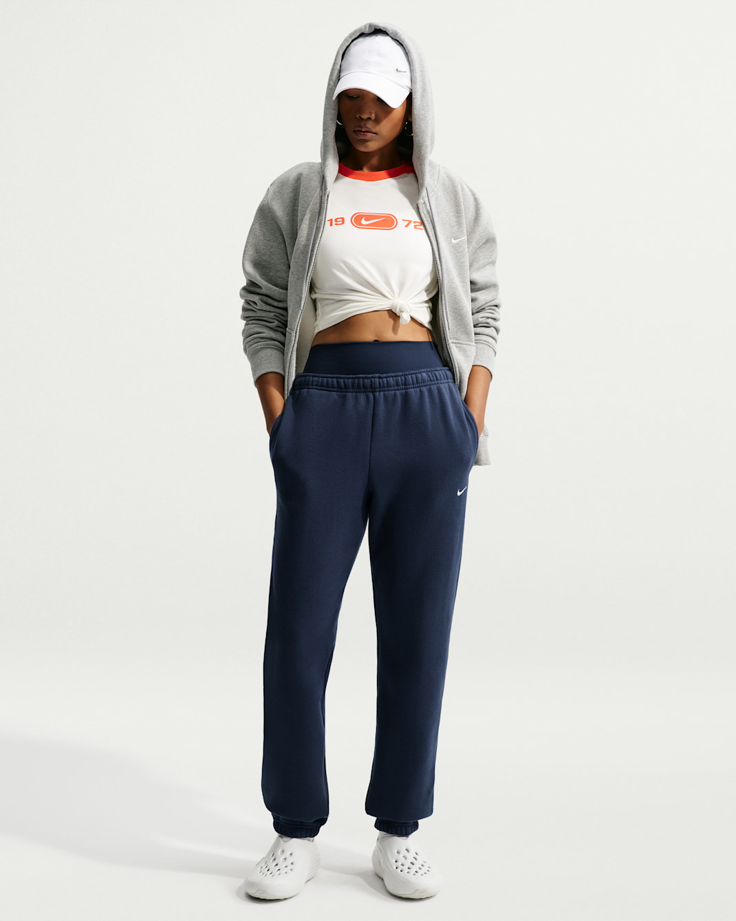 Nike Studio Fleece mellomtykk bukse med middels høy midje og mansjetter til dame - Midnight Navy/Sail