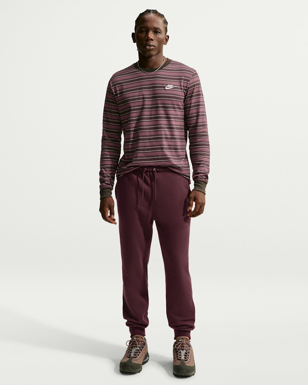 Nike Sportswear Club Men's Joggers - Burgundy Crush/Burgundy Crush/Metallic Gold