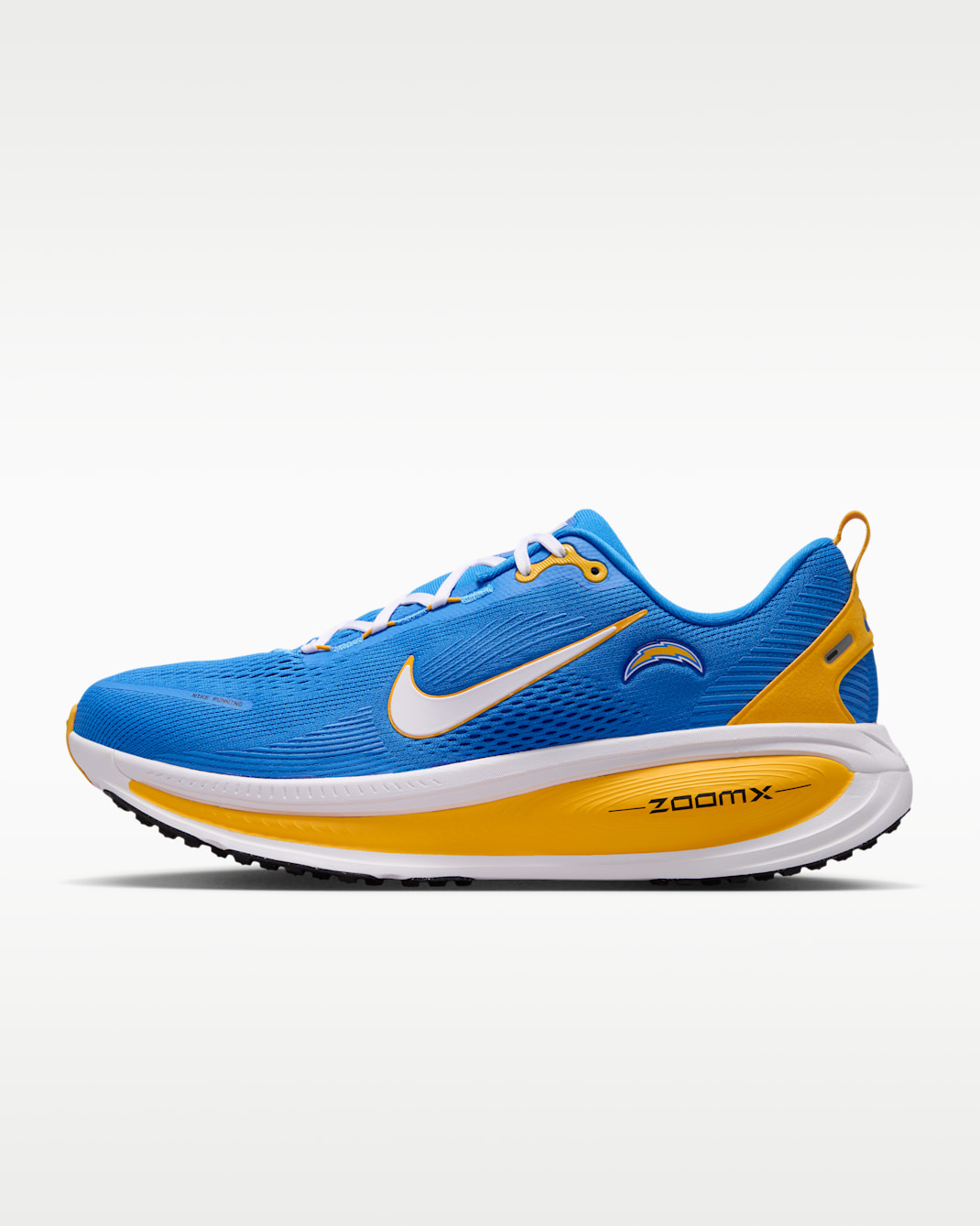 Tenis de correr en pavimento de la NFL para hombre Nike Vomero 18 (Los Angeles Chargers) - Azul Italia/Oro universitario/Blanco