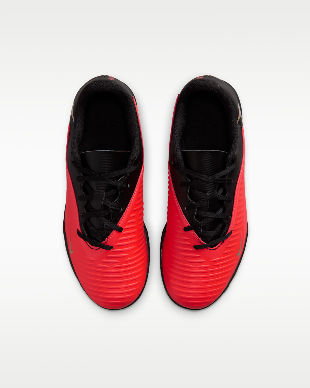 Nike Jr. Phantom 6 Low Club Big Kids' Indoor/Court Soccer Shoes