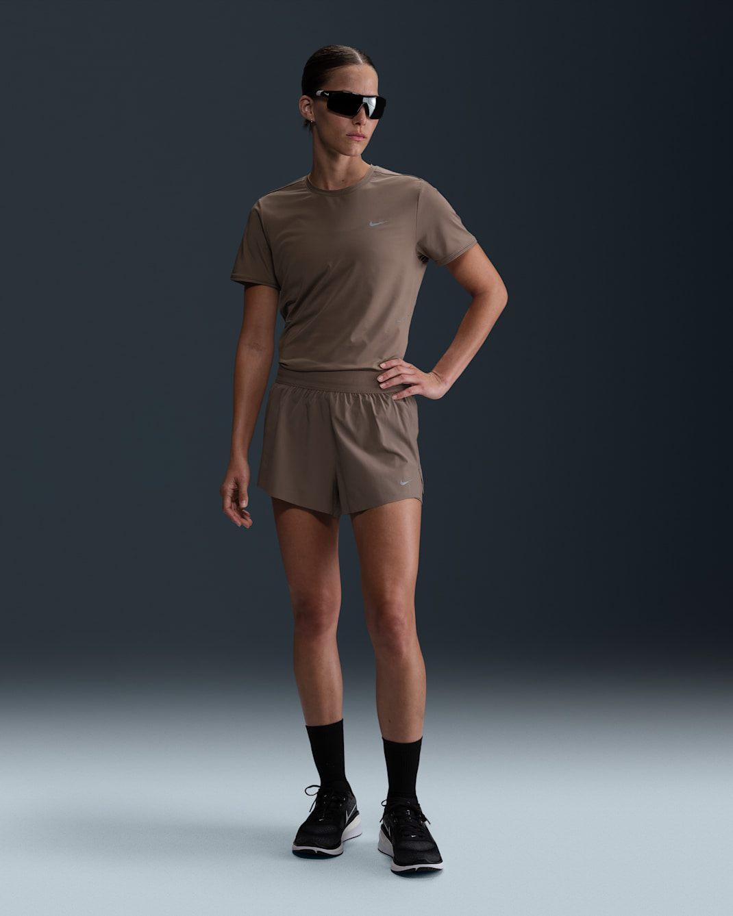 Shorts de correr Dri-FIT de tiro medio 2 en 1 para mujer Nike Swift - Marrón visón