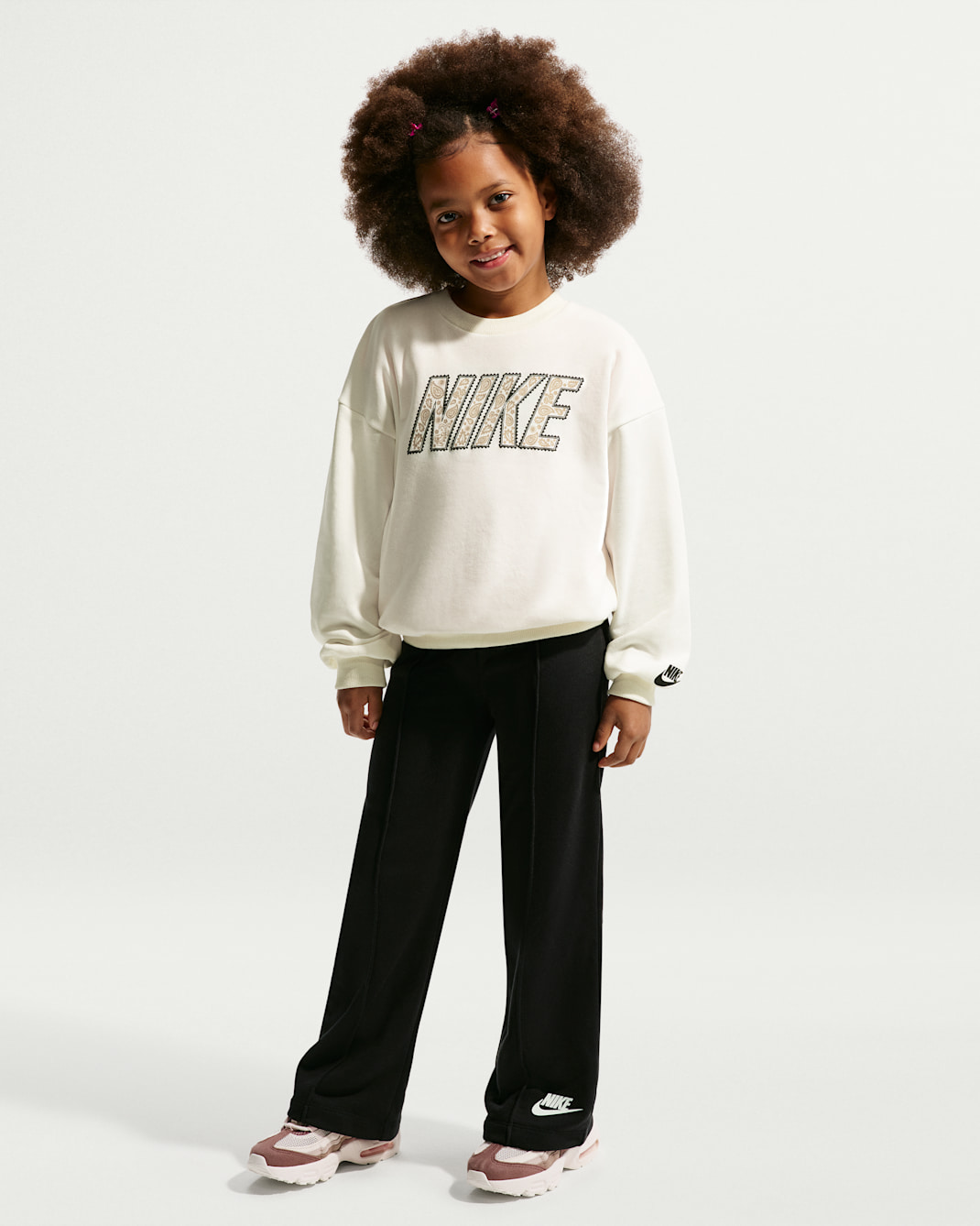Conjunto de 2 piezas Nike Retro Remix con pants de pierna ancha en French Terry para niños talla pequeña - Negro